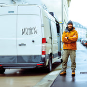 Folientransfer-Sticker 'Moin' mit Leuchtturm auf dem Heck eines Camper-Vans – perfekt für Campingfahrzeuge, handgemacht in Deutschland, in unterschiedlichen Größen und Farben.