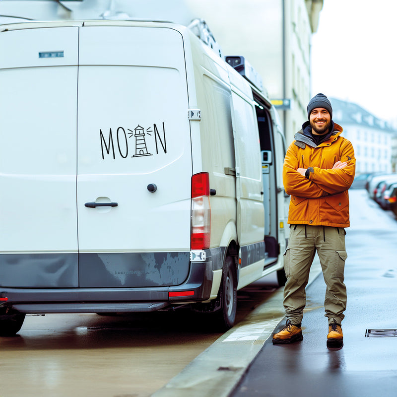 Folientransfer-Sticker 'Moin' mit Leuchtturm auf dem Heck eines Camper-Vans – perfekt für Campingfahrzeuge, handgemacht in Deutschland, in unterschiedlichen Größen und Farben.