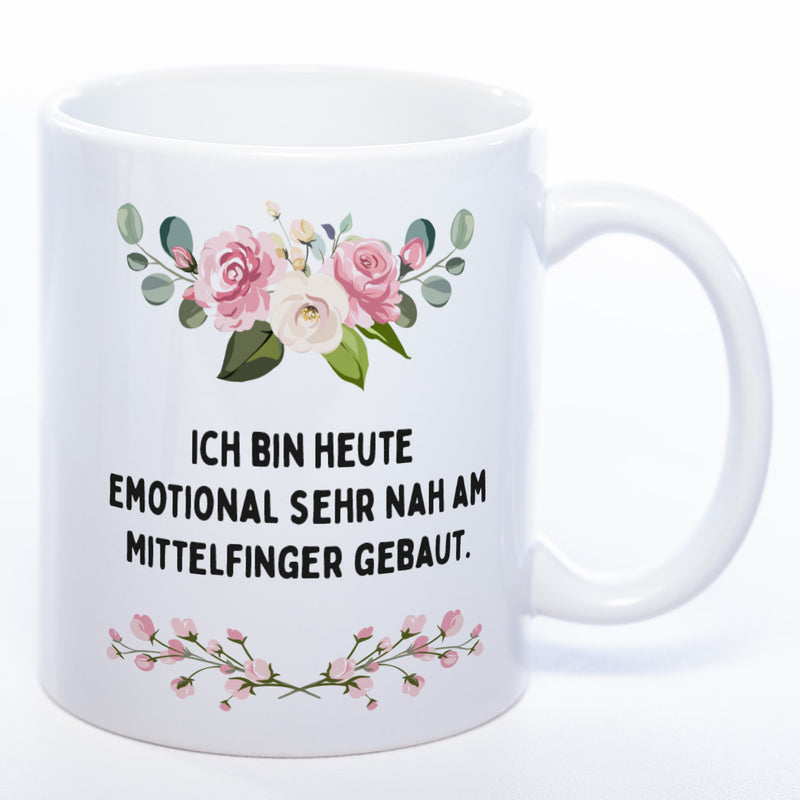 Blümchen-Tasse mit Spruch "Ich bin heute emotional sehr nah am Mittelfinger gebaut" - Lustige Kaffeetasse spülmaschinenfest