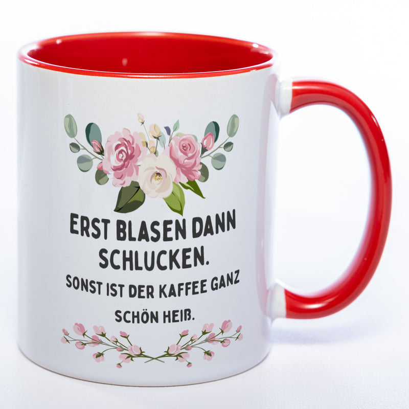 Blümchen-Tasse mit Spruch "Erst blasen dann schlucken. Sonst ist der Kaffee ganz schön heiß." - Lustige Kaffeetasse spülmaschinenfest