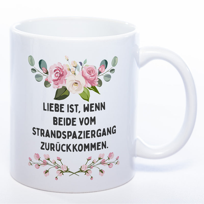 Blümchen-Tasse mit Spruch "Liebe ist, wenn beide vom Strandspaziergang zurückkommen." - Lustige Kaffeetasse spülmaschinenfest