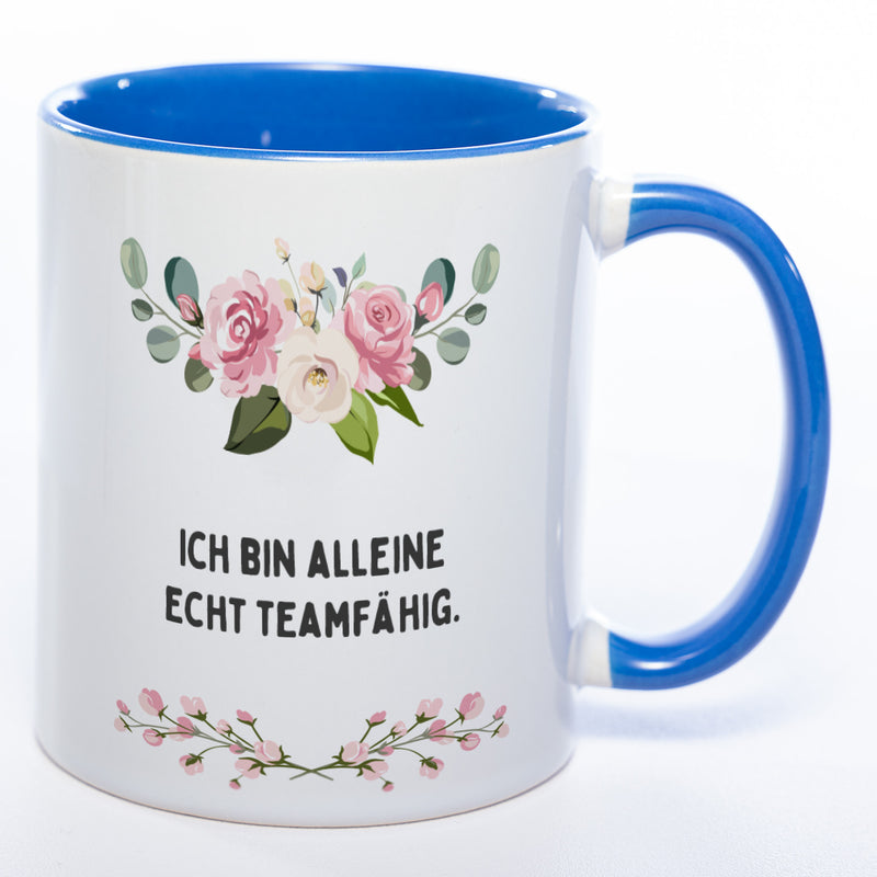 Blümchen-Tasse mit Spruch "Ich bin alleine echt teamfähig." - Lustige Kaffeetasse spülmaschinenfest