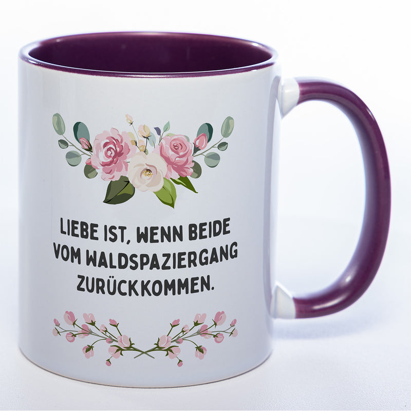 Blümchen-Tasse mit Spruch "Liebe ist, wenn beide vom Waldspaziergang zurückkommen." - Lustige Kaffeetasse spülmaschinenfest