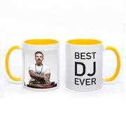 Tasse Innen und Henkel gelb mit Foto link und Text "Best DJ ever" rechts