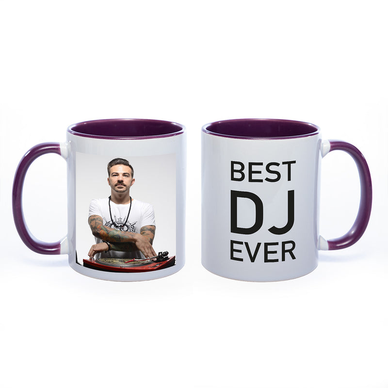 Tasse Innen und Henkel lila mit Foto link und Text "Best DJ ever" rechts
