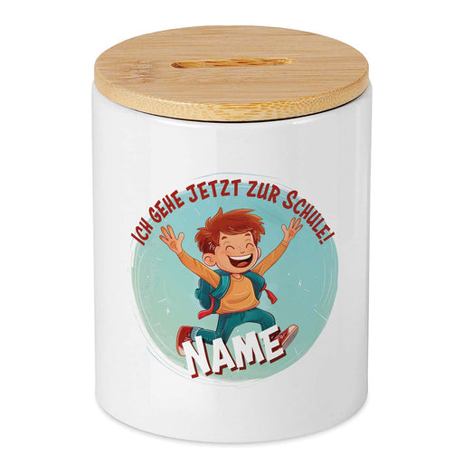 Keramikspardose mit Bambusdeckel zum Öffnen in weiß Schuljunge und Text Ich gehe jetzt zur Schule und Wunschname