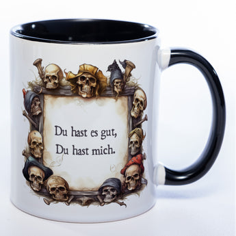 Totenkopf-Tasse mit Spruch "Du hast es gut, Du hast mich." - Lustige Kaffeetasse spülmaschinenfest